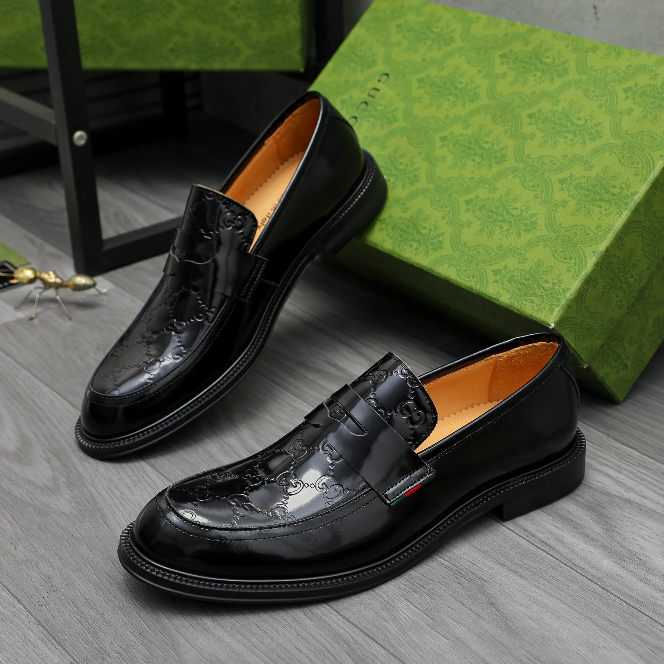 Men's shoes 💰p500 Product trademark: GUCCI "Gucci" business slip-on leather shoes Regular size: 38-46 (38.45.46 custom-made, non-returnable) Product materials: Selected lacquer embossed cowhide upper, cowhide lining, original rubber outsole